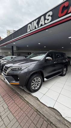 TOYOTA HILUX SW4 2.8 D-4D TURBO DIESEL SRX 7L 4X4 AUTOMÁTICO TOYOTA HILUX SW4 2.8 D-4D TURBO DIESEL SRX 7L 4X4 AUTOMÁTICO